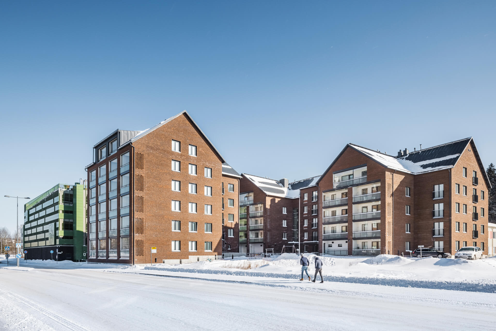 Suviniitynkatu 1 — punatiiliset asuinkerrostalot